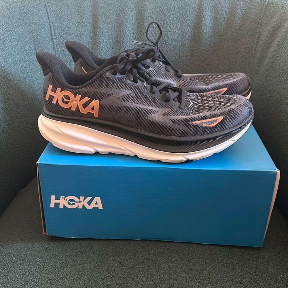 Hoka W Clifton 9 size 11 Women Black and gold